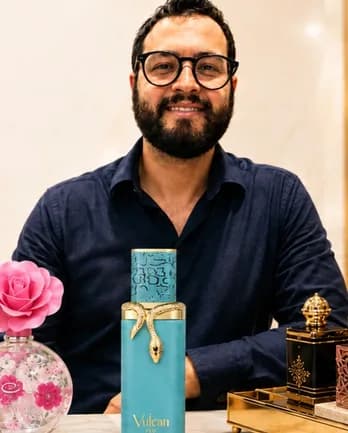 Fundador da King Importados com frascos de perfume