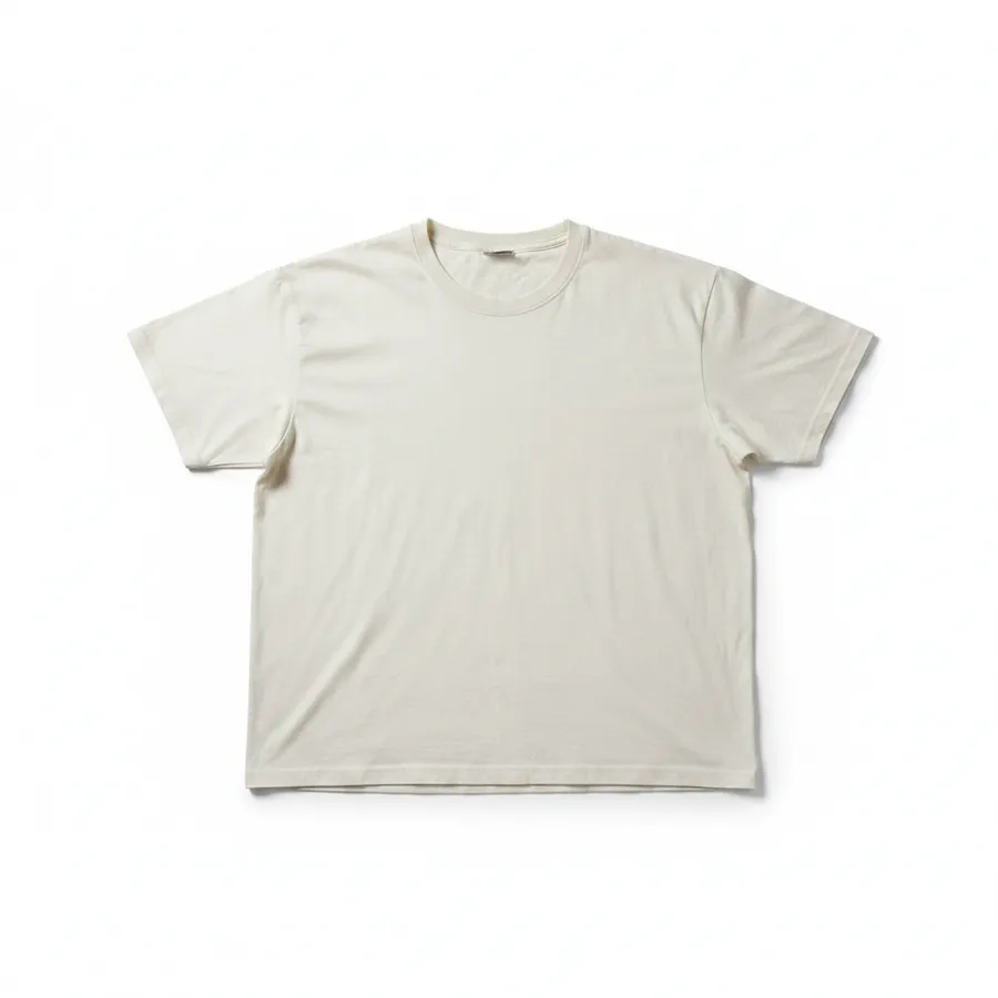 A mesma camiseta off-white em fundo branco de estúdio, com luz difusa e sombra de contato suave